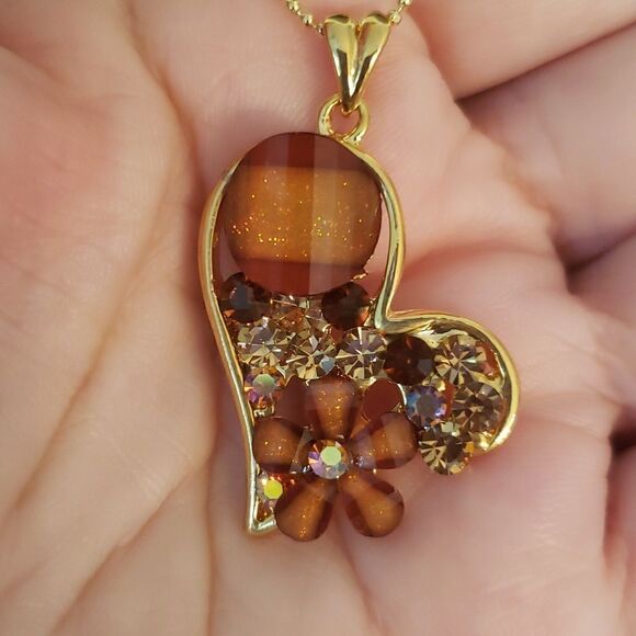 NWT Gorgeous Asymmetrical Heart Shaped Sparkly Pendant Necklace - Picture 6 of 8